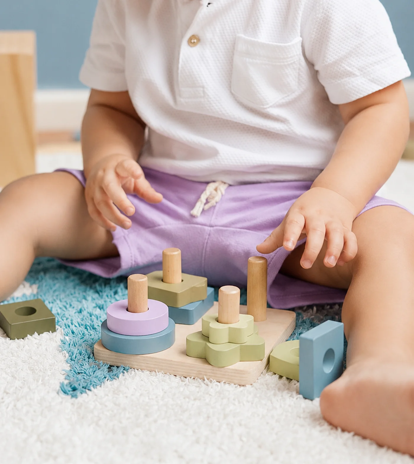 Niño jugando con juguetes de madera